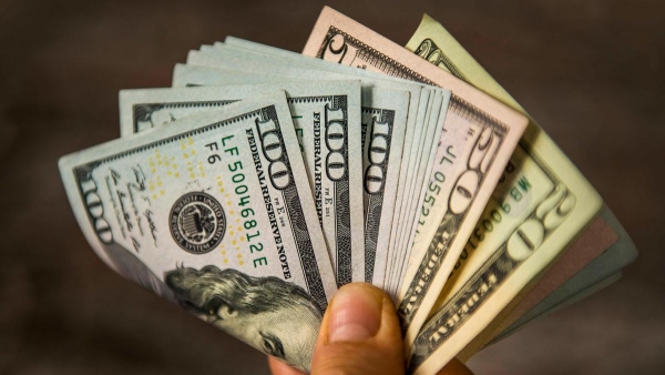 الدولار يرتفع مع تركيز المستثمرين على مسار التوصل إلى اتفاق سلام مع ايران