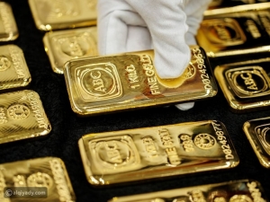 الذهب يتراجع من أعلى مستوى في أسبوعين بفعل جني المستثمرين للارباح
