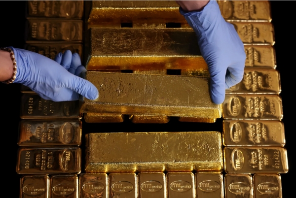 الذهب تحت ضغط بفعل رهانات فائدة الفيدرالي لكن بصدد أفضل أداء شهري منذ يناير
