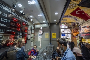 الليرة التركية تنهار إلى قاع جديد بعد تخفيض البنك المركزي أسعار الفائدة مجدداً
