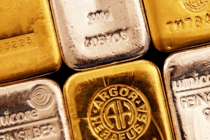 الفضة تتهاوى بعد امتناع ترامب عن فرض رسوم المعادن الحيوية