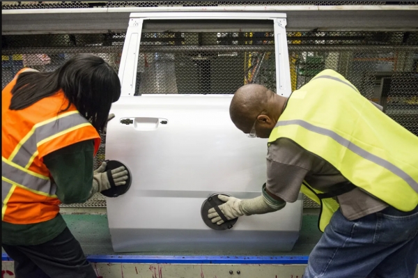 سوق العمل الأمريكي يوظف بأقل من المتوقع والبطالة تتراجع