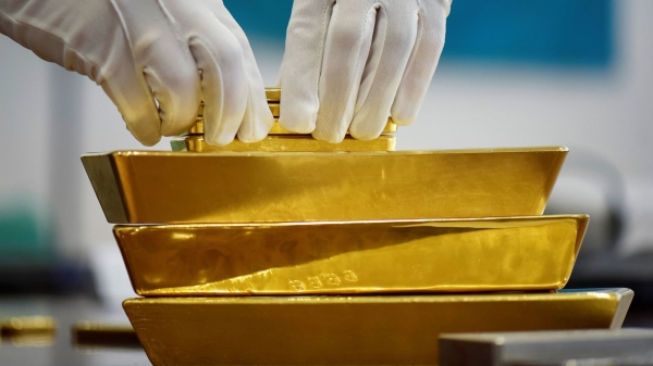 الذهب يرتفع مع ضعف الدولار، ويتجه نحو تسجيل رابع انخفاض اسبوعي