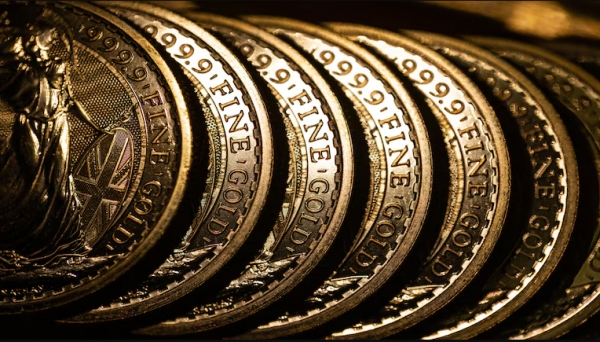 الذهب يقترب من مستواه القياسي مدفوعاً ببيانات وتوترات جيوسياسية