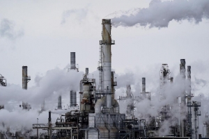 النفط يقفز غير مبال بالإعلان عن سحب من المخزونات الطارئة