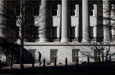 السندات الأمريكية تحقق أفضل أداء شهري منذ عام والعائد القياسي ينزل دون 4%