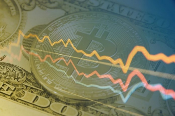 البتكوين تقفز فوق 7.000 دولار لتواصل موجة صعود قياسية