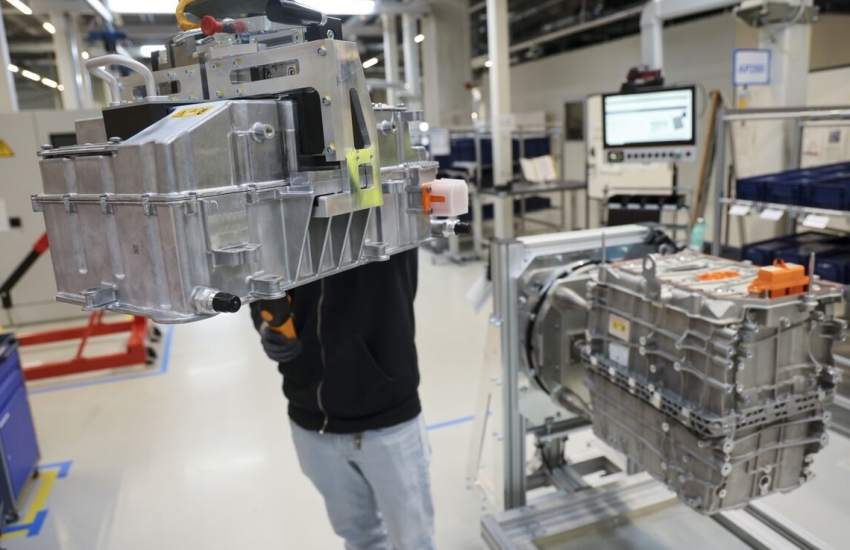 الحرب تضرب الاقتصاد العالمي بصدمتين مزدوجتين: تباطؤ النمو وارتفاع الأسعار