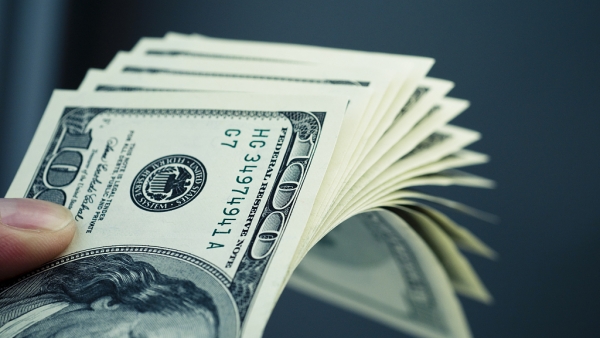الدولار يتراجع عن أعلى مستوياته في شهر قبل قرار الاحتياطي الفيدرالي
