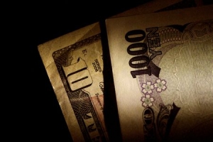 الدولار يسجل أعلى مستوى في تسعة أشهر ونصف مقابل الين، والتركيز على السياسة المالية لليابان والبيانات الامريكية