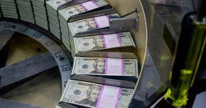 الدولار يتحرك في نطاق ضيق للغاية والين لم يتفاعل مع تصريحات أويدا