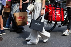 إنفاق المستهلك الأمريكي يسجل زيادة قوية رغم تضخم مرتفع بعناد