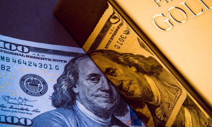 الذهب يتراجع من مستويات قياسية مع حفاظ الدولار على قوته