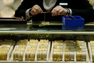 الذهب يتراجع مع ارتفاع عوائد السندات وأسعار النفط، والتركيز على محضر اجتماع الاحتياطي الفيدرالي