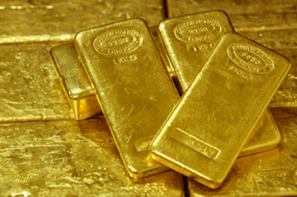 الذهب ينخفض مع تعافي الدولار بعد موافقة مجلس الشيوخ على مشروع قانون الضرائب