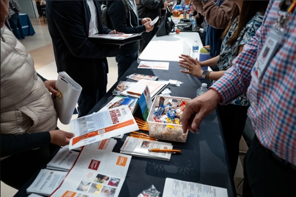 استقرار طلبات إعانة البطالة الأمريكية وسط تسريح محدود لعاملين