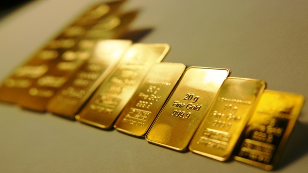 الذهب يستقر بفعل ارتفاع الدولار مع تقليص المستثمرين رهاناتهم على خفض الفائدة