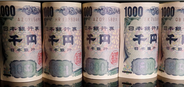 صعود الين إلى أعلى مستوى في شهرين مع تأهب الأسواق للتدخل