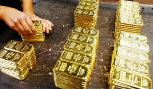 الذهب يحوم قرب أدنى مستوياته في سبعة أشهر بفعل ارتفاع عوائد السندات وتوقعات الفائدة الفيدرالية