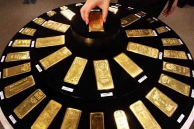 الذهب ينخفض بعد خفض الاحتياطي الفيدرالي المنقسم للفائدة ، الفضة تسجل مستوى قياسي