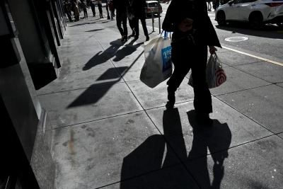 ثقة المستهلك الأمريكي تتراجع إلى أدنى مستوى في أكثر من ثلاث سنوات