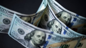الدولار يسجل أعلى مستوياته في 13 شهر مع توقعات رفع أسعار الفائدة