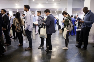 طلبات إعانة البطالة بأمريكا تقفز إلى أعلى مستوى منذ نحو أربع سنوات