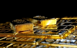 الذهب يرتفع 1% حيث أدت الامال في الدبلوماسية بين امريكا وايران الى توقف ارتفاع النفط