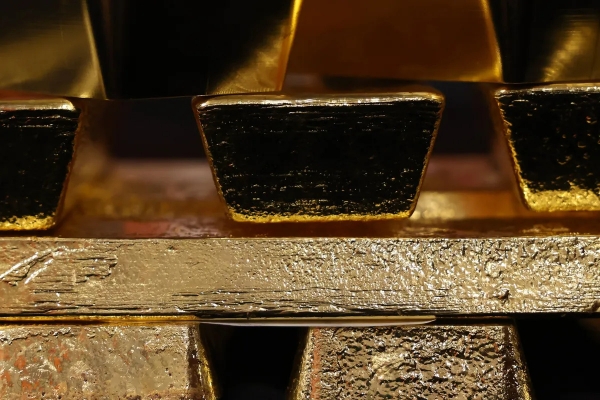 هبوط الذهب 1% مع تحسن شهية المخاطرة بعد اتفاق بين واشنطن وبروكسل
