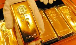 الذهب يتراجع حيث ابقى ارتفاع النفط على قلق المستثمرين بشأن التضخم وتوقعات الفائدة
