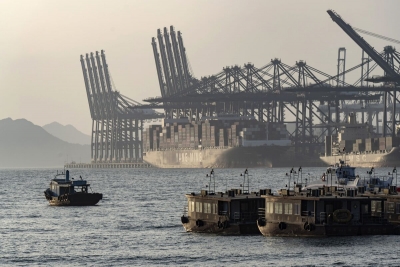 نمو صادرات الصين يفوق التوقعات في أول شهرين من العام