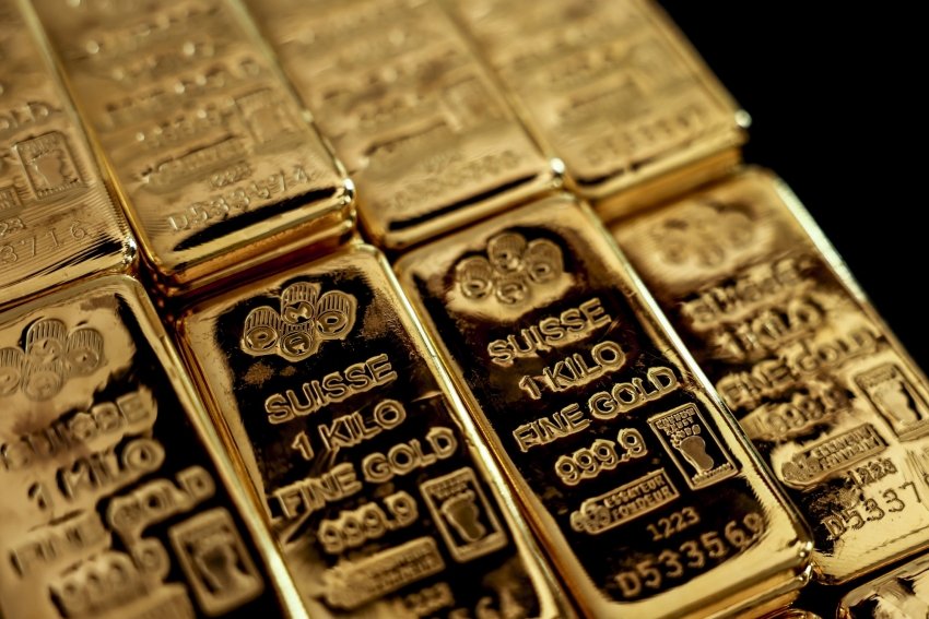 أسعار الذهب تلتقط أنفاسها بعد تحطيمها مستوى قياسي جديد
