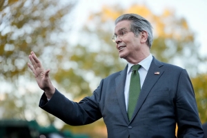 بيسنت يقلّل من مخاوف التضخّم ويتوقّع تحسّن الأوضاع في عام 2026