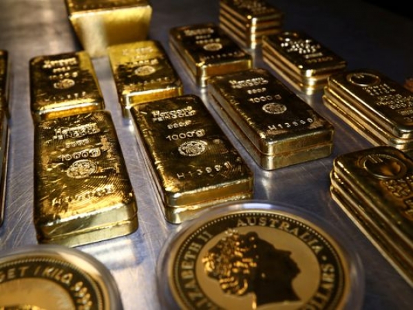 الذهب ينخفض من أعلى مستوياته في شهر مع ارتفاع الدولار؛ والتركيز على المحادثات الامريكية الايرانية