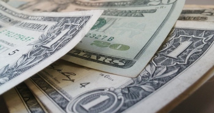 الدولار يستقر دون أعلى مستوى في ثلاثة أسابيع قبل بيانات التضخم الرئيسية