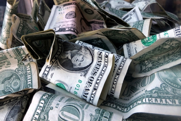 حصة الدولار في احتياطيات البنوك المركزية تهوي لأدنى مستوى في 30 عاماً