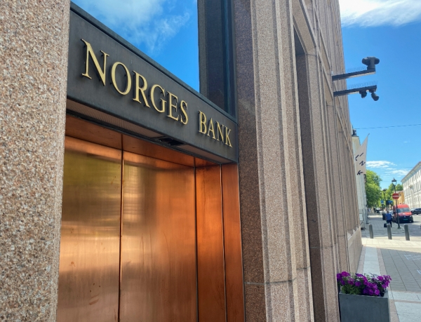 المركزي النرويجي يخطط لرفع أسعار الفائدة هذا العام في تحول عن موقفه السابق