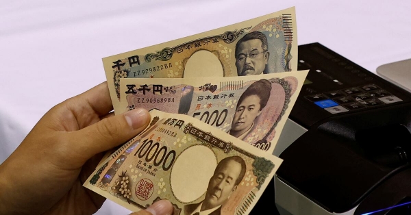 الين يرتفع بعد تلميح بنك اليابان إلى رفع الفائدة ، الدولار يستعد لشهر ديسمبر الحاسم