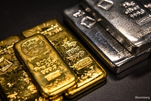 الذهب والفضة يعودان بعد تراجع دام جلستين