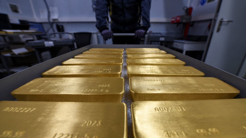 الذهب يتماسك بعد ارتفاع قياسي ، والتركيز على بيانات أسعار المستهلكين الأمريكية