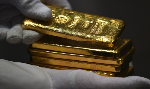 الذهب يشتعل مجددًا.. إعادة شراء السندات الأمريكية يحيي مخاوف تآكل قيمة الدولار
