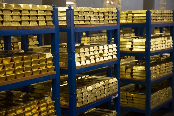 الذهب يهبط بأكثر من 2% وسط تضاؤل ​​آمال السلام في الشرق الأوسط