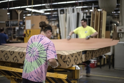 نشاط الشركات الأمريكية يتحسن مع انحسار التوترات التجارية لكن مع تسارع نمو الأسعار