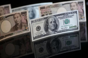 الين يتراجع لأدنى مستوى في عام ونصف مع تعثر الدولار